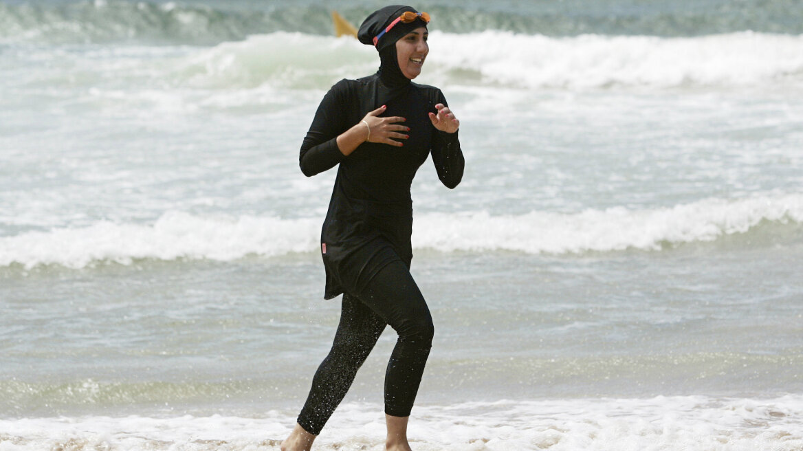 Κάννες: Πρόστιμα σε μουσουλμάνες που φορούσαν μπουρκίνι σε παραλία